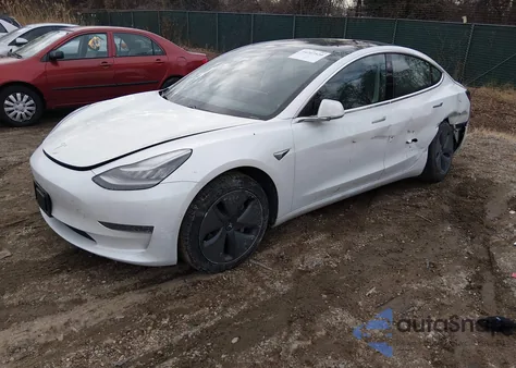 2020 Tesla Model 3 Standard Range Plus/Standard Range Rear-Wheel Drive z USA, uszkodzony, nr VIN 5YJ3E1EA7LF504315